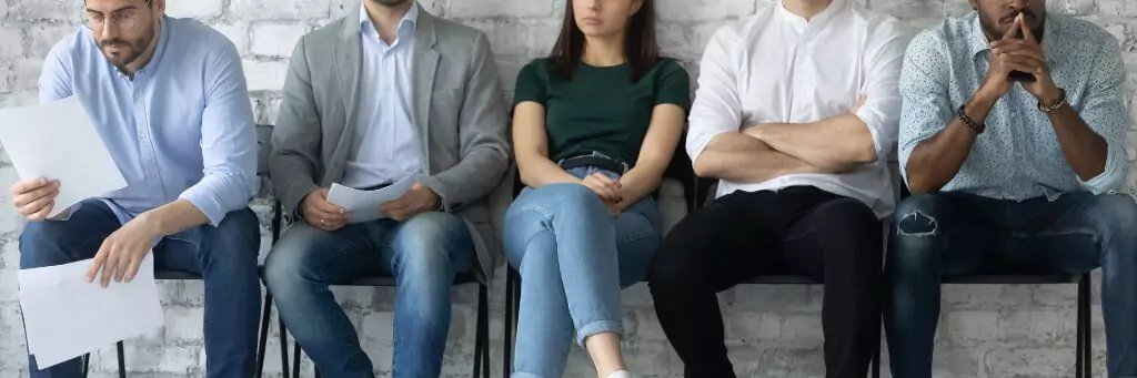candidatos a emprego esperando entrevista
