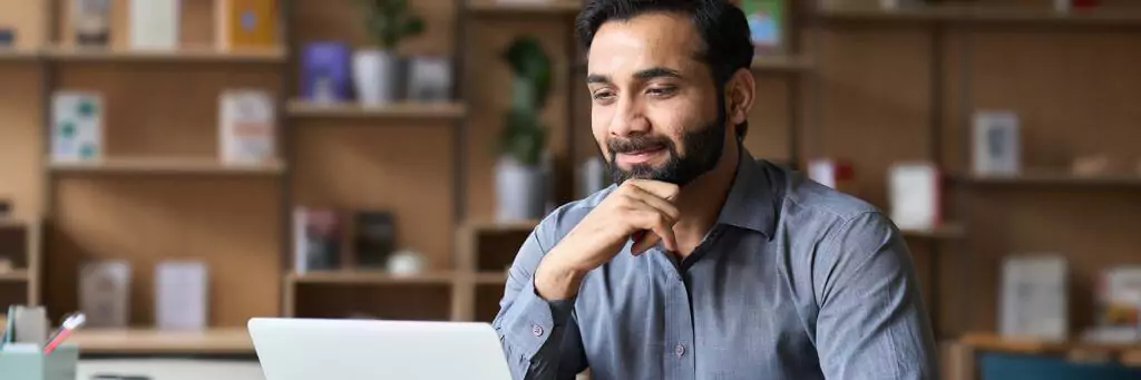 homem analisando algo em computador