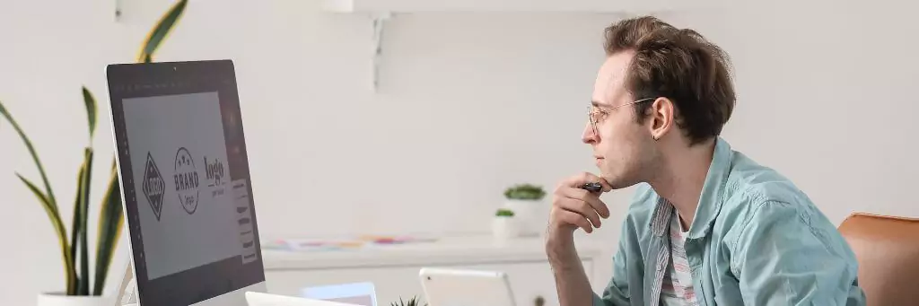 homem concentrado em projeto de design