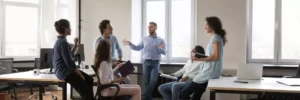 líder e equipe em reunião