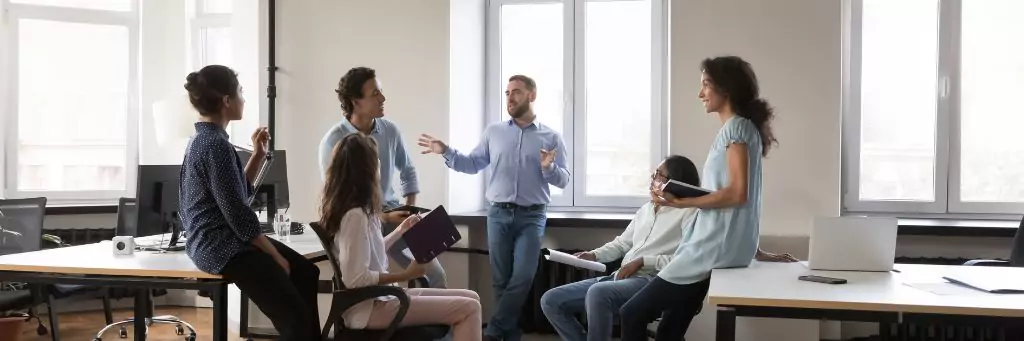 líder e equipe em reunião