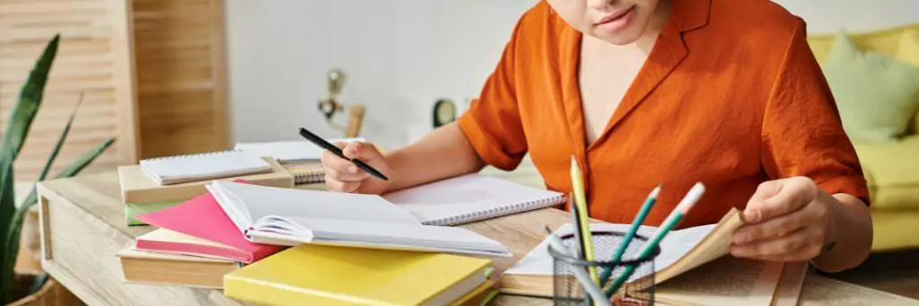 moça estudando com livros