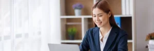 moça sorridente trabalhando em escritório