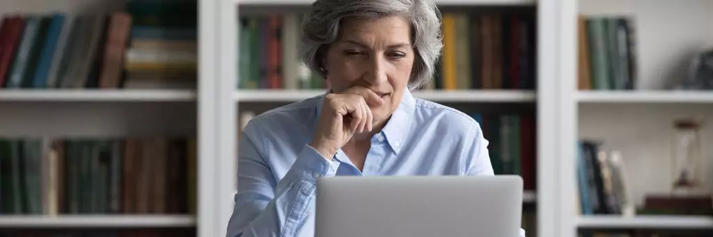 mulher pensativa trabalhando ou estudando com computador