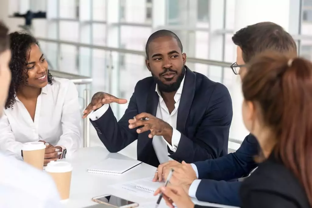 homem dando explicações para equipe