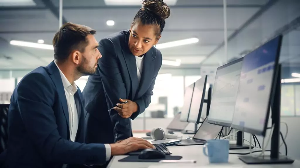 mulher falando com funcionário em empresa