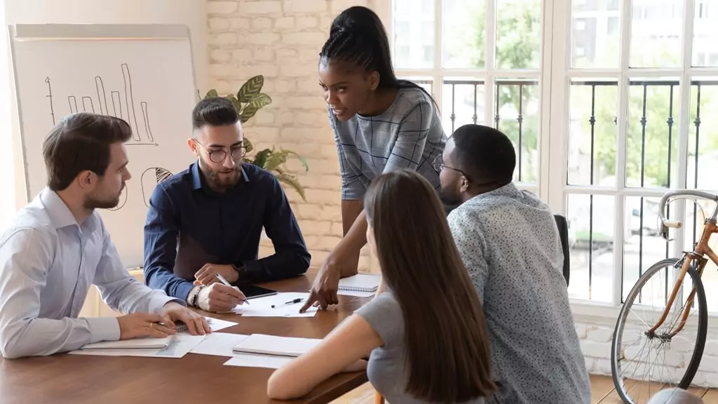 moça em reunião com colegas