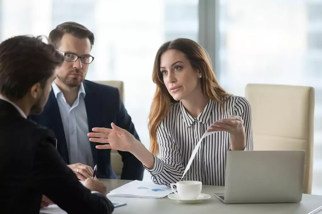 mulher brava com homem em reunião