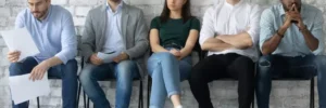 candidatos a vaga esperando sentados