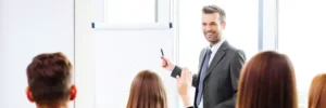 homem dando palestra para colegas