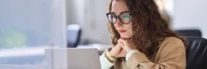 moça concentrada em computador