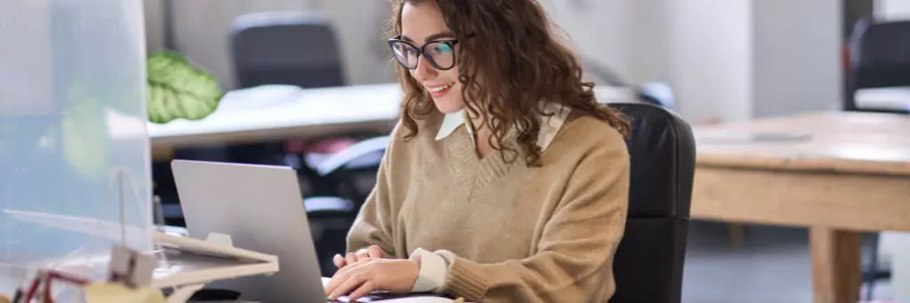 moça em escritório trabalhando com computador