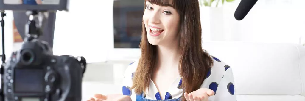 moça gravando vídeo com microfone e câmera