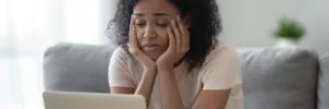 moça procrastinando diante do computador
