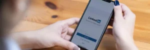 mulher abrindo linkedin em aplicativo no celular