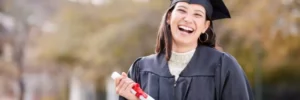 moça sorridente com diploma