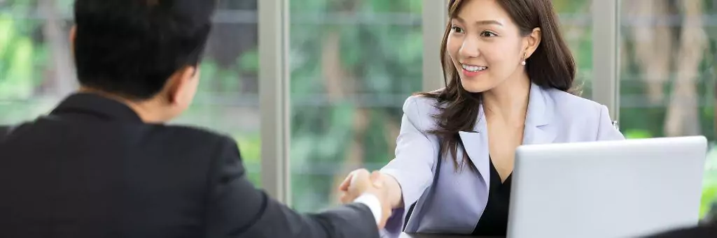 moça em entrevista de trabalho