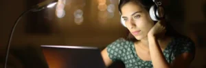 moça estudando com computador e fone