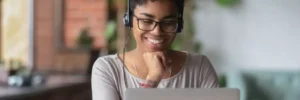 moça estudando com computador e fone de ouvido