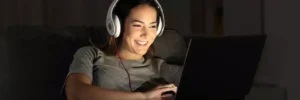moça estudando à noite em computador
