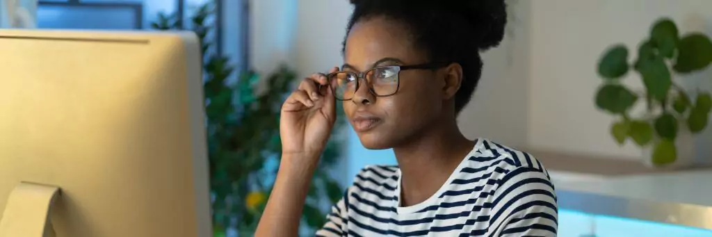 moça focada em algo em computador