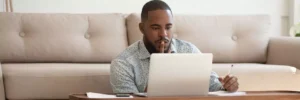 rapaz pensativo com laptop