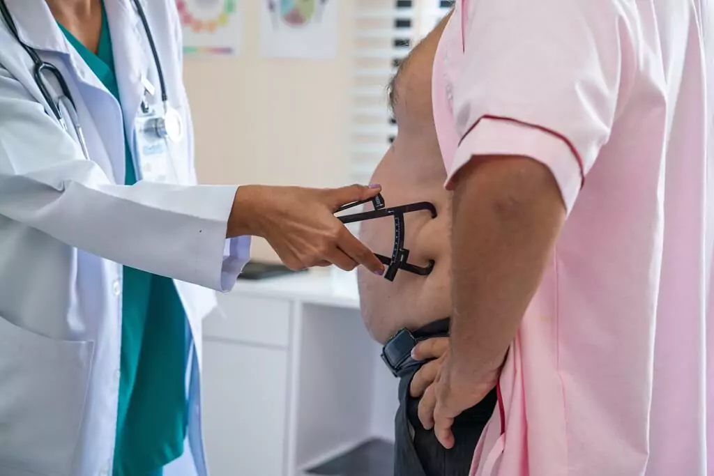 nutricionista medindo barriga de paciente