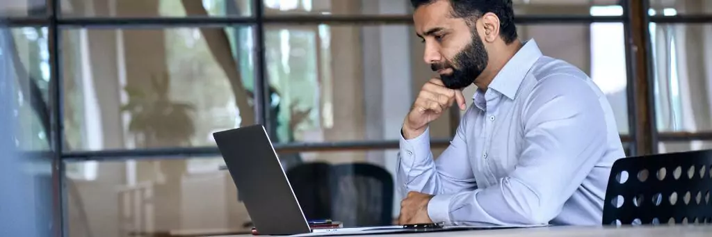 homem focado em algo em computador