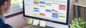 homem organizando tarefas em aplicativo