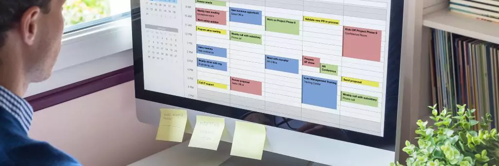 homem organizando tarefas em aplicativo