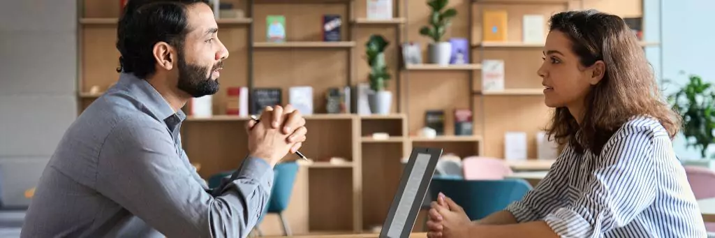 moça em entrevista de trabalho com empregador