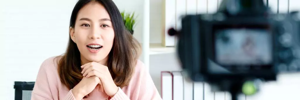 moça gravando vídeo com câmera