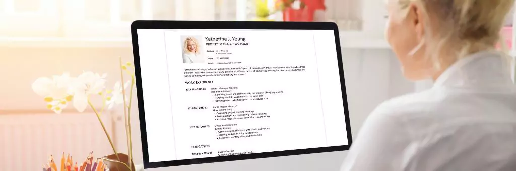 moça montando currículo em computador