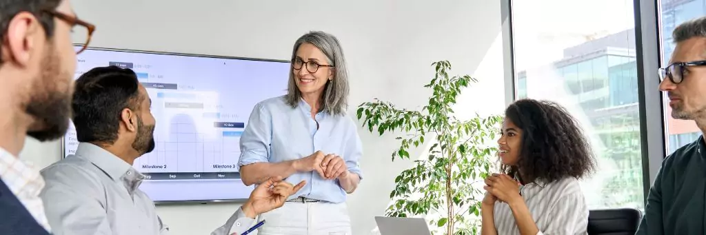 mulher em reunião com colegas
