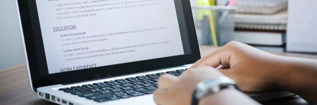 pessoa escrevendo currículo