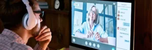 rapaz em aula com tutora ou professora