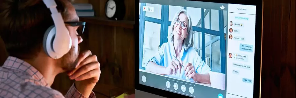 rapaz em aula com tutora ou professora