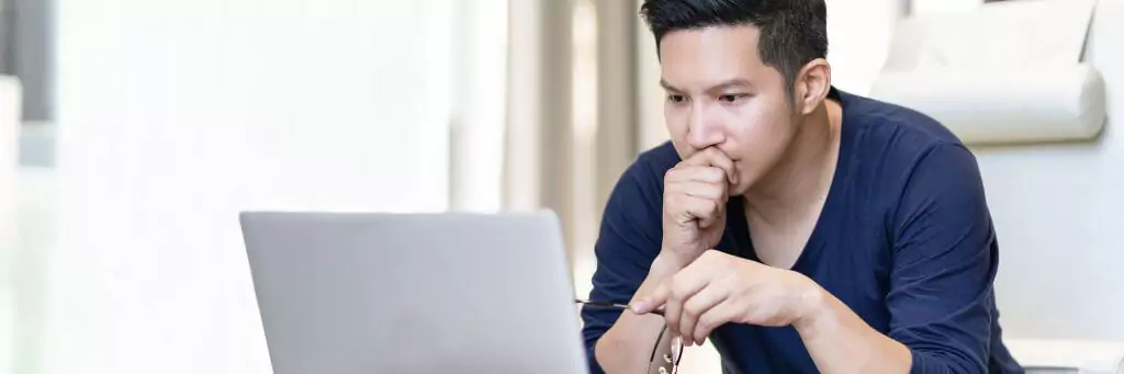 homem olhando concentrado para computador