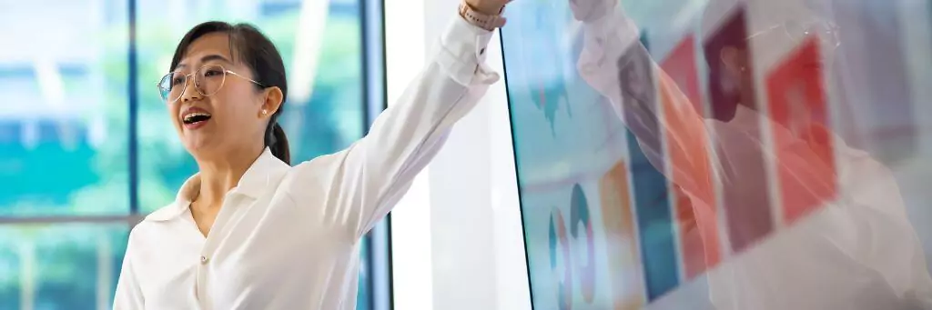 mulher fazendo apresentação