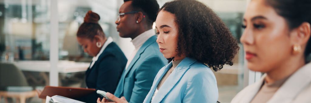 pessoas em entrevista