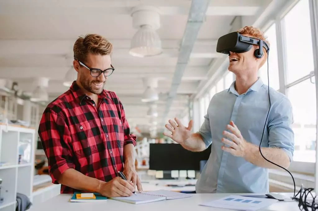 rapaz testando óculos de realidade virtual